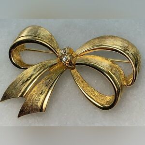 Avon Gold Tone Bow Brooch Rhinestone Vintage Pin